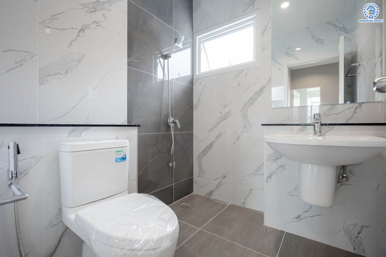 บ้านมือสองตกแต่งใหม่ ม.เพอร์เฟคเพลส1 ราชพฤกษ์ คุณภาพแบรนด์ Property Perfect เนื้อที่ 57.7 ตร.ว. บ้านเดี่ยวหลังใหญ่ ตอบโจทย์ทุกการอยู่อาศัย ฟังก์ชัน 3 ห้องนอน 3 ห้องน้ำ จอดรถได้ 2 คัน บนทำเลติดถนนราชพฤกษ์ ใกล้วงเวียนพระราม5 และรถไฟฟ้า "สถานีบางรักน้อยท่าอิฐ"